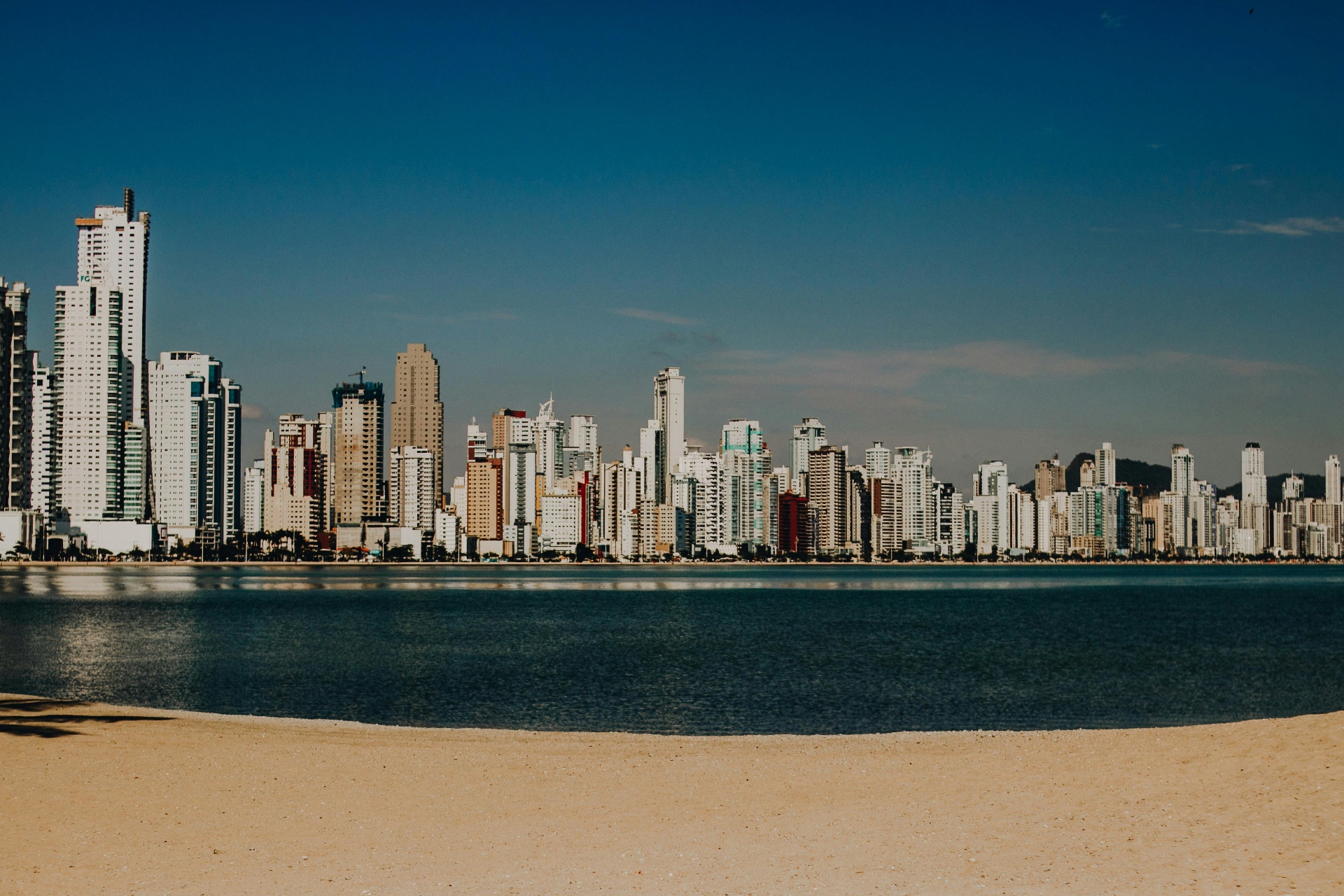 Skyline de Balneário Camboriú com praia